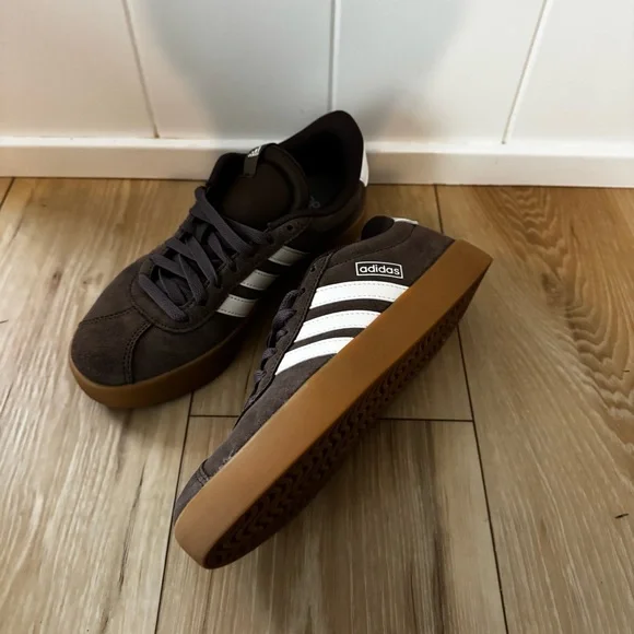 Adidas brown shoes - Picture 2 of 4
